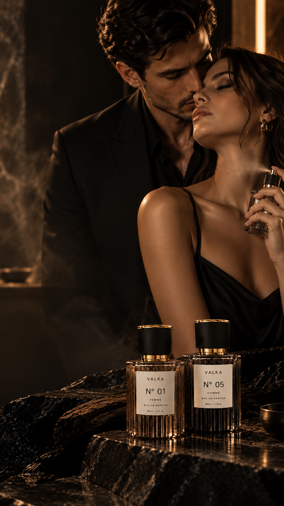 Pareja en una escena editorial con los perfumes VALKA N.º 01 y N.º 05